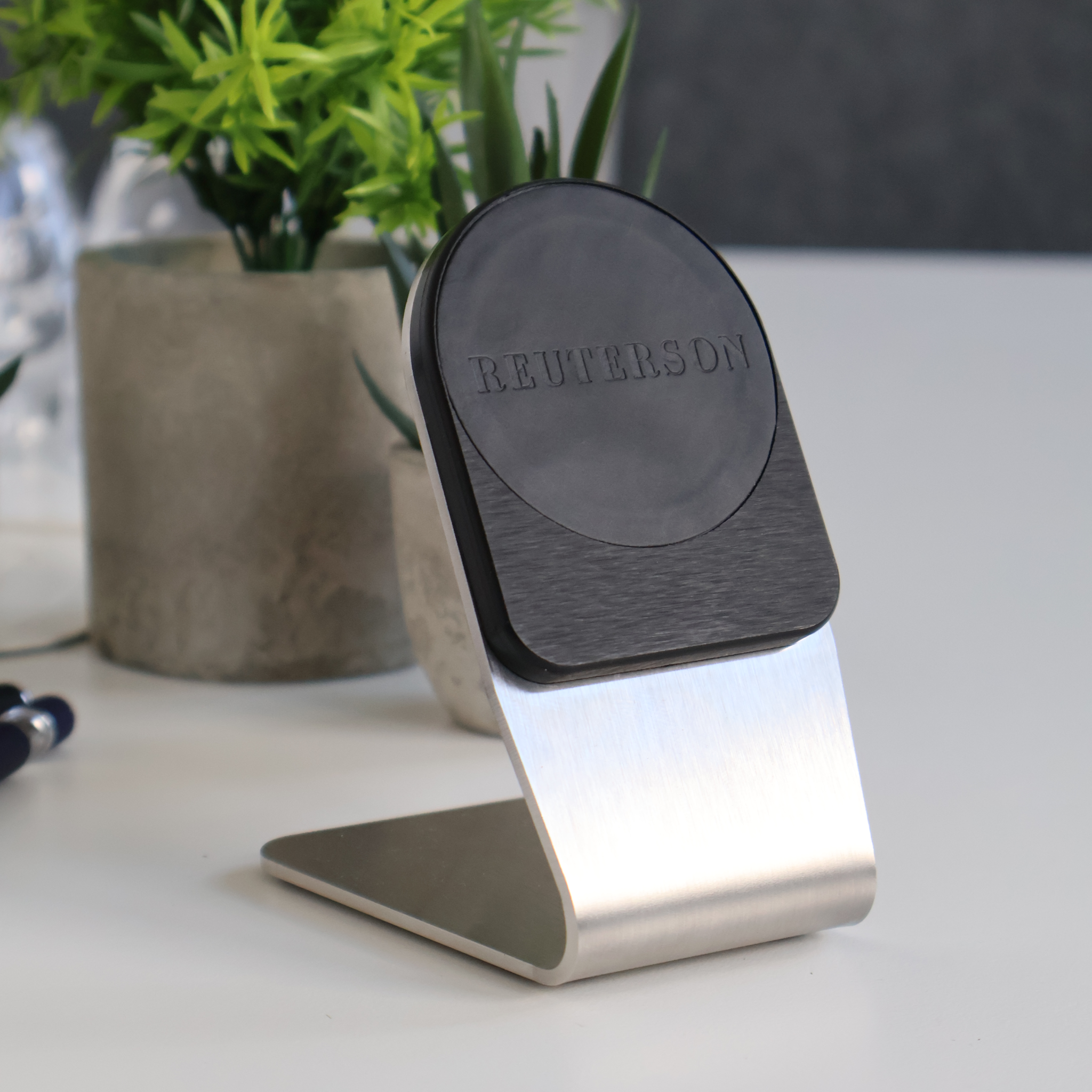 Tischhalter aus Edelstahl – MagSafe Ständer für Schreibtisch