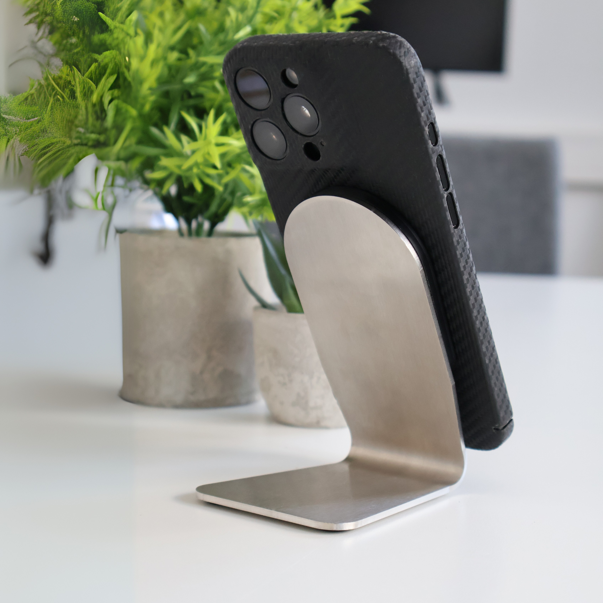 Tischhalter aus Edelstahl – MagSafe Ständer für Schreibtisch